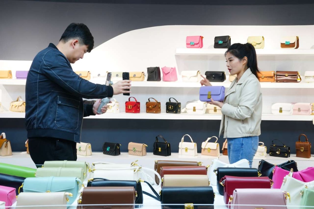 快遞業再創新高 全國業務量突破400億件，針紡織品銷售成亮點